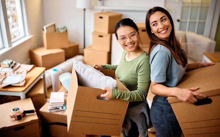 Two renting women moving in